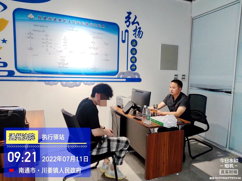 執(zhí)行干警在執(zhí)行驛站與被執(zhí)行人談話(huà).jpg