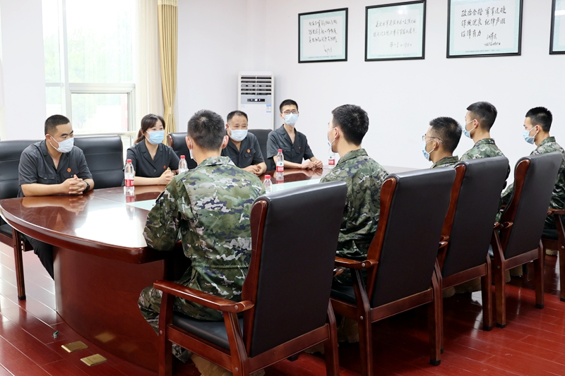 民一庭庭長陸慧圍繞與日常生活相關的重點法律條文，與武警官兵們進行深入交流，現場答疑解惑、釋法說理。并向官兵們贈送了《以案釋法·漫畫民法典》等法律書籍，引導官兵理性、依法維權。.JPG