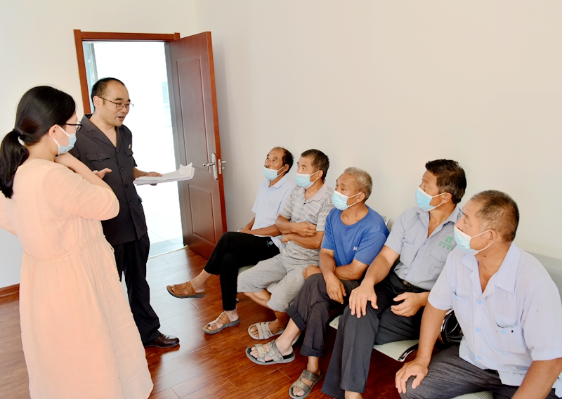 △史法官對黃師傅等人進行身份確認，并商量調解方案.JPG