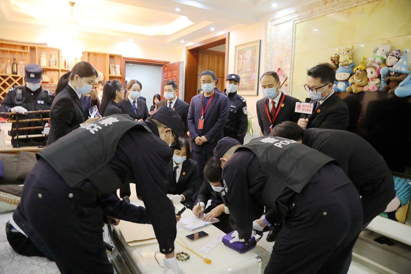 圖⑤：執(zhí)行干警清點扣押物品。.JPG