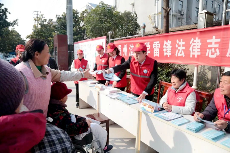 通州法院干警走進社區(qū)開展學雷鋒法律志愿服務活動.jpg