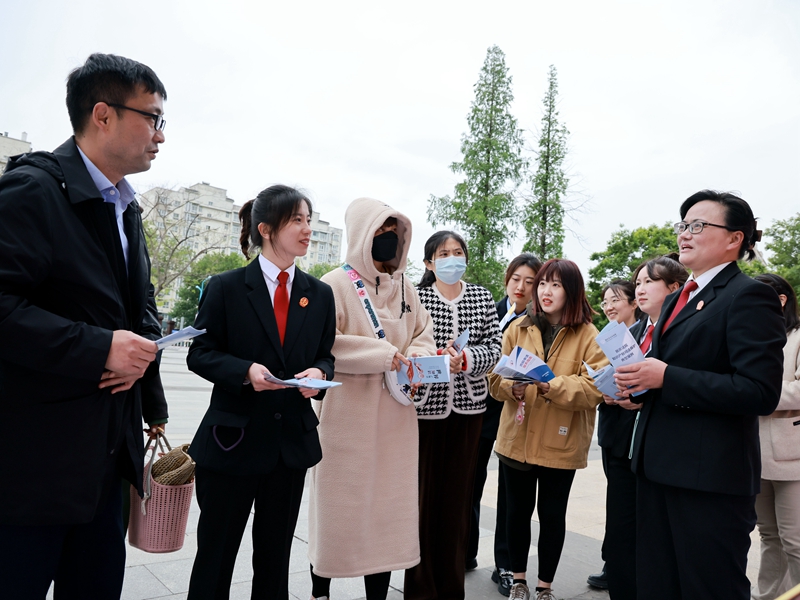 王雨璠攝 新沂法院組織干警在新沂市花廳文化廣場開展以“加強知識產(chǎn)權(quán)法治保障 有力支持全面創(chuàng)新”為主題的世界知識產(chǎn)權(quán)日法治宣傳活動.JPG