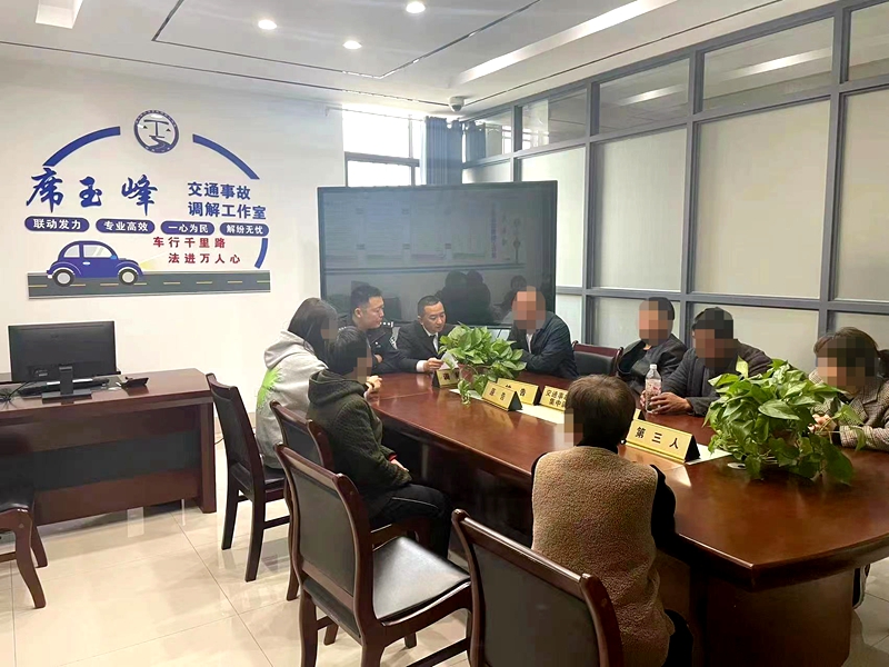 訴前聯(lián)動(dòng)調(diào)解交通事故案件.jpg