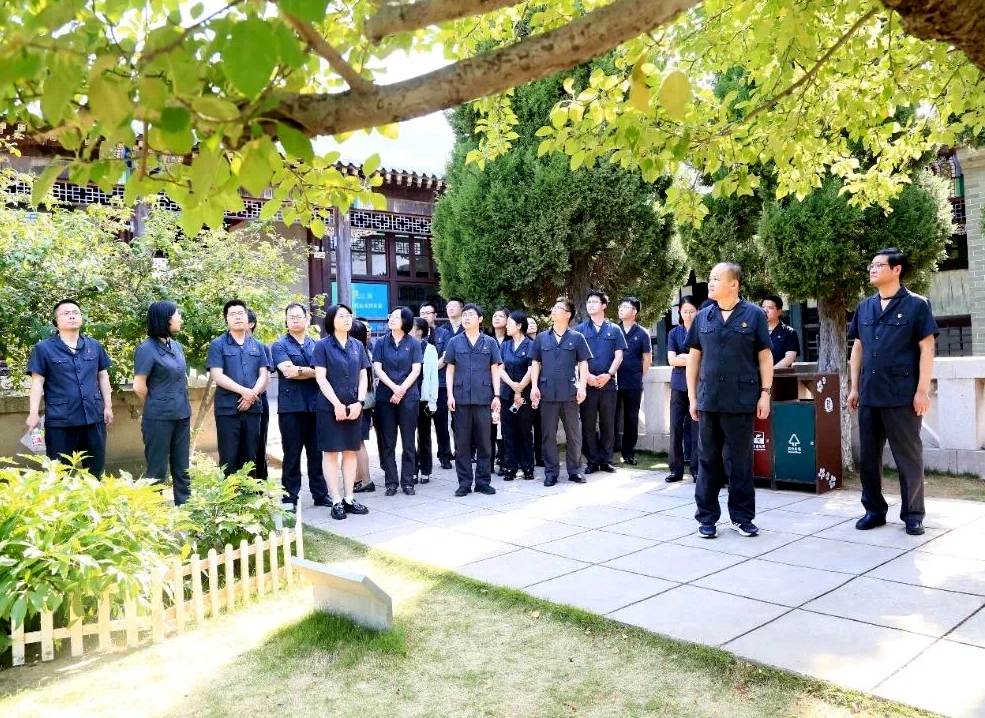 南通法院青年干警參觀周恩來(lái)故居.jpg