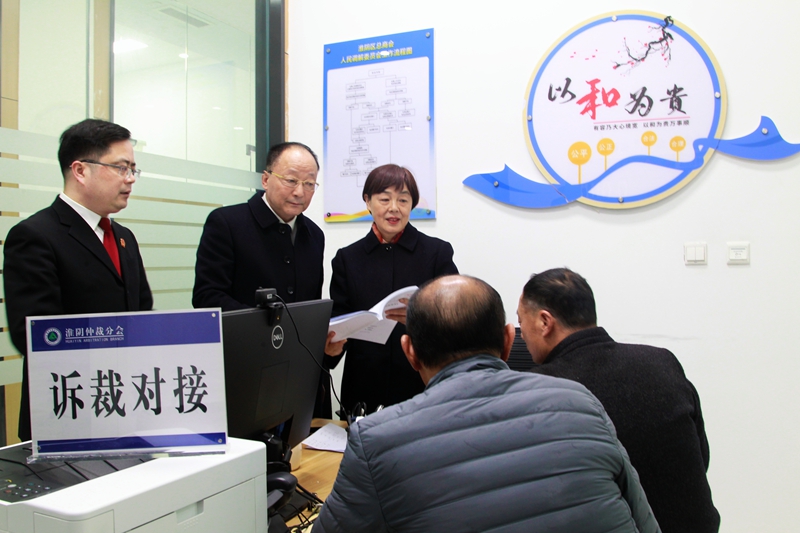 仲裁員聯(lián)合法官通過(guò)“訴裁調(diào)一體化商事解紛中心”，高效化解“訴裁對(duì)接”案件。.jpg