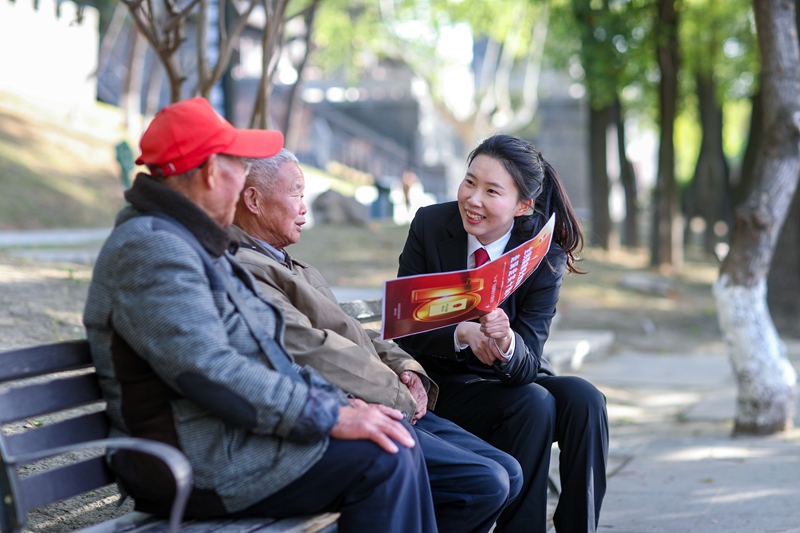 2025年4月13日，江蘇省興化市人民法院干警在公園向群眾宣傳國家安全知識(shí)。 3(1).JPG
